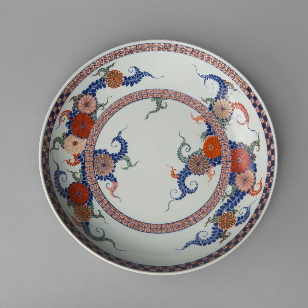 Dish with Design of Chrysanthemums and Arabesque Foliage Scrolls