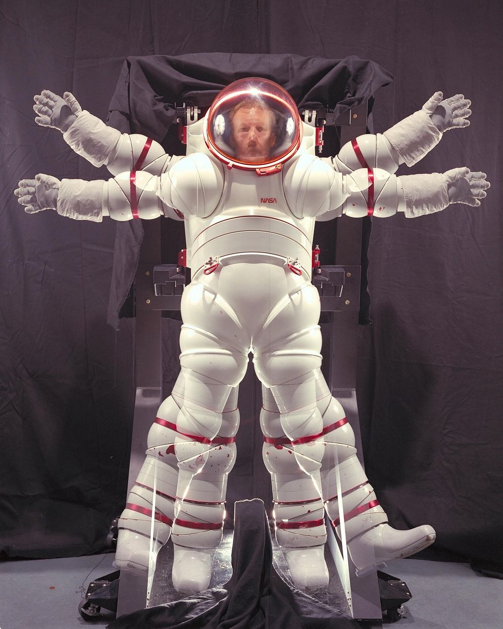 NASA Ames-X5 hard space suit in Vitruvian Man pose