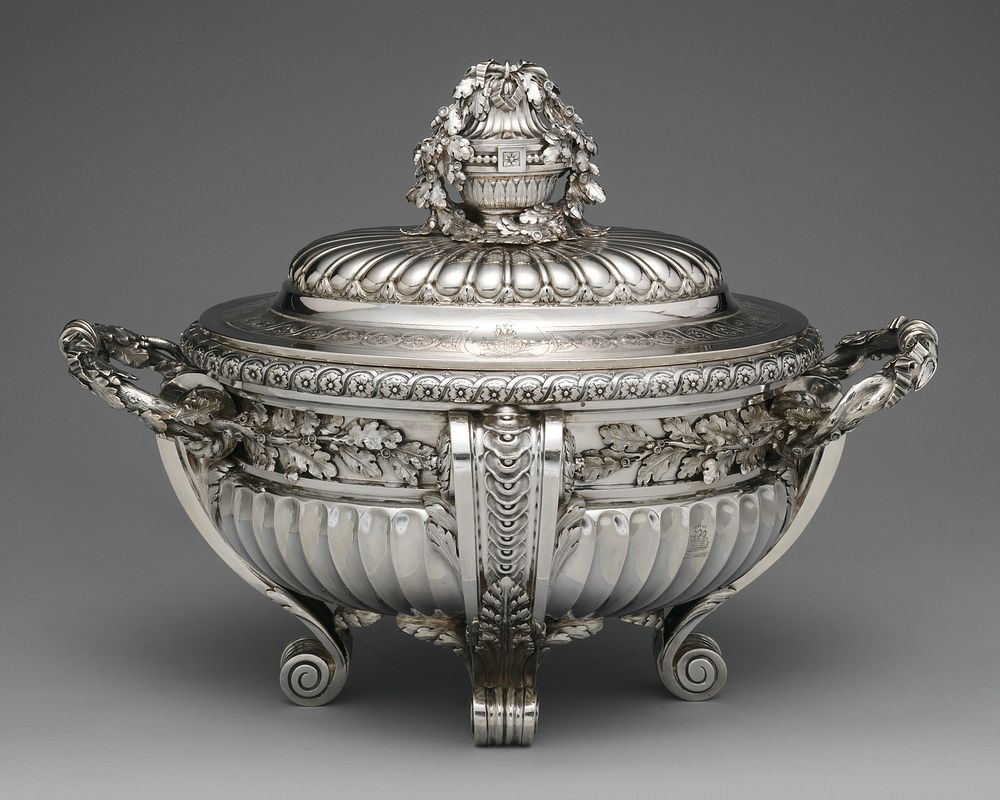 Tureen with cover and liner
