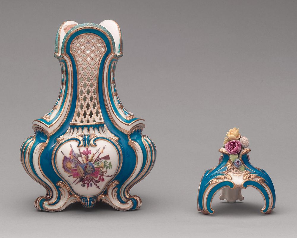 Vase with cover (vase pot-pourri triangle) (one of a pair)