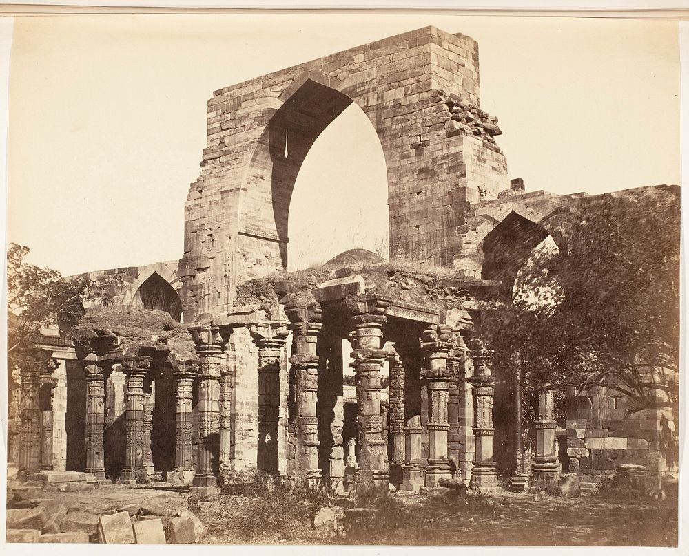 [Hindoo Pillars and Mahomedan Arch at the Qutub Minar, Delhi]