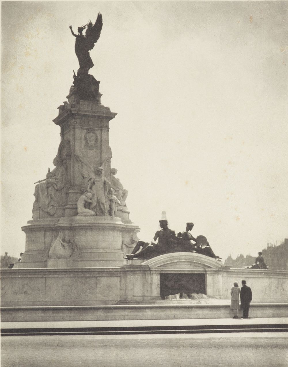 Queen Victoria's monument. From the album: Photograph album - London (1920s) by Harry Moult.