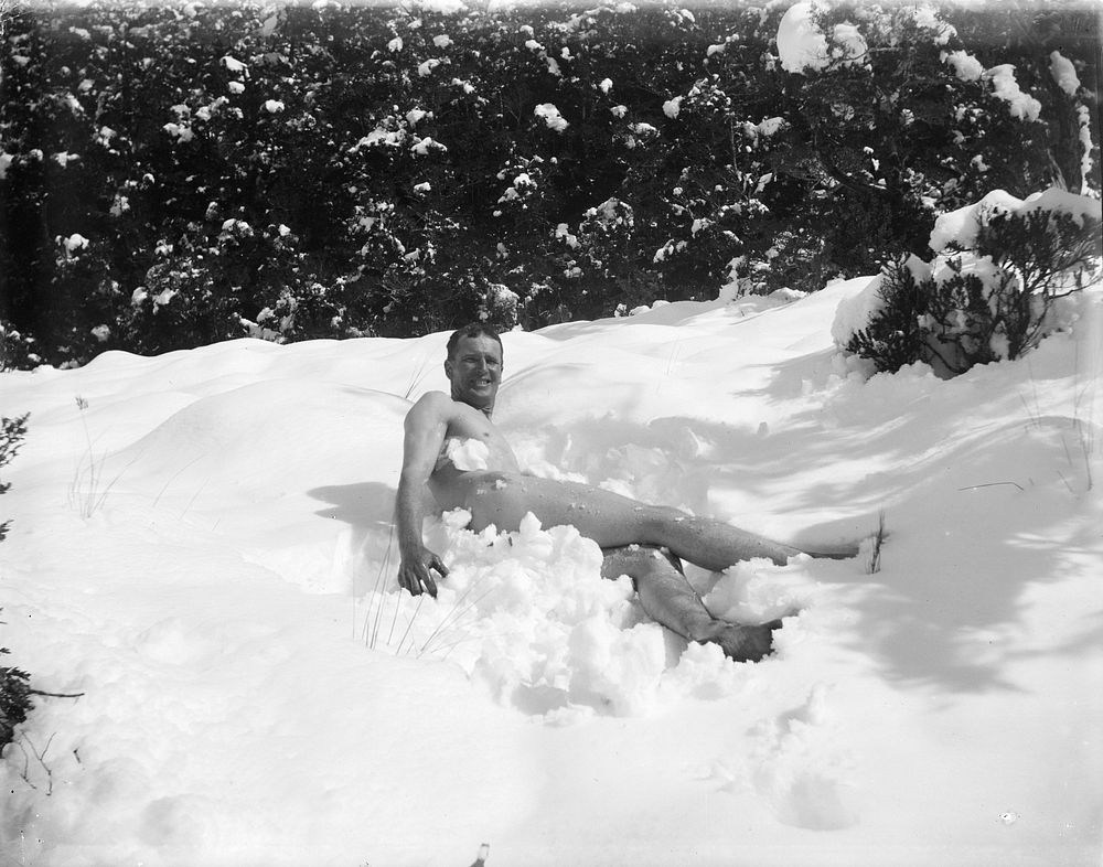 A snow bath (27 August 1925) by Leslie Adkin.