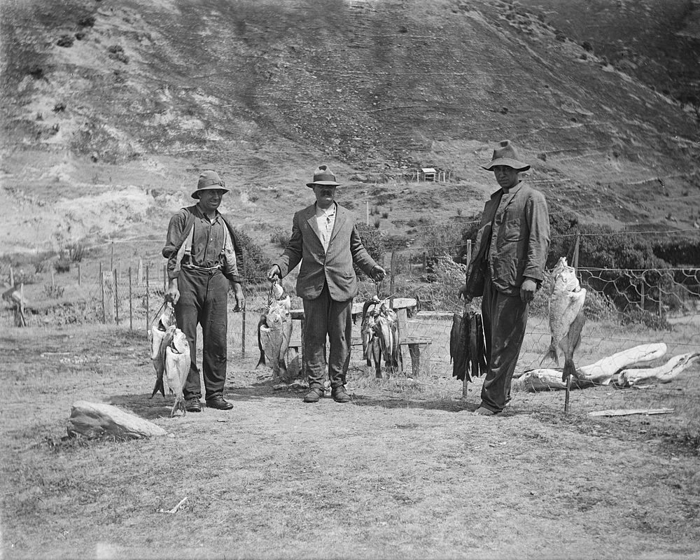 Webber's men with a good catch of schnapper and rock-cod (27 February 1921) by Leslie Adkin.