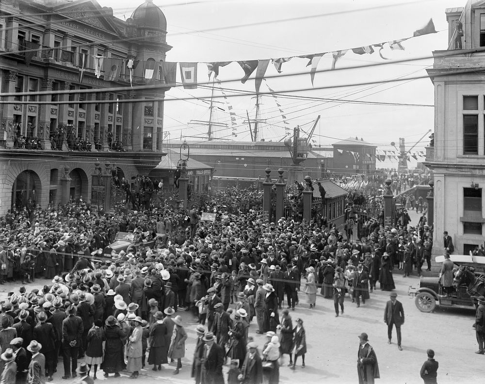 Crowd at Queen's Wharf, Wellington (circa 1915).