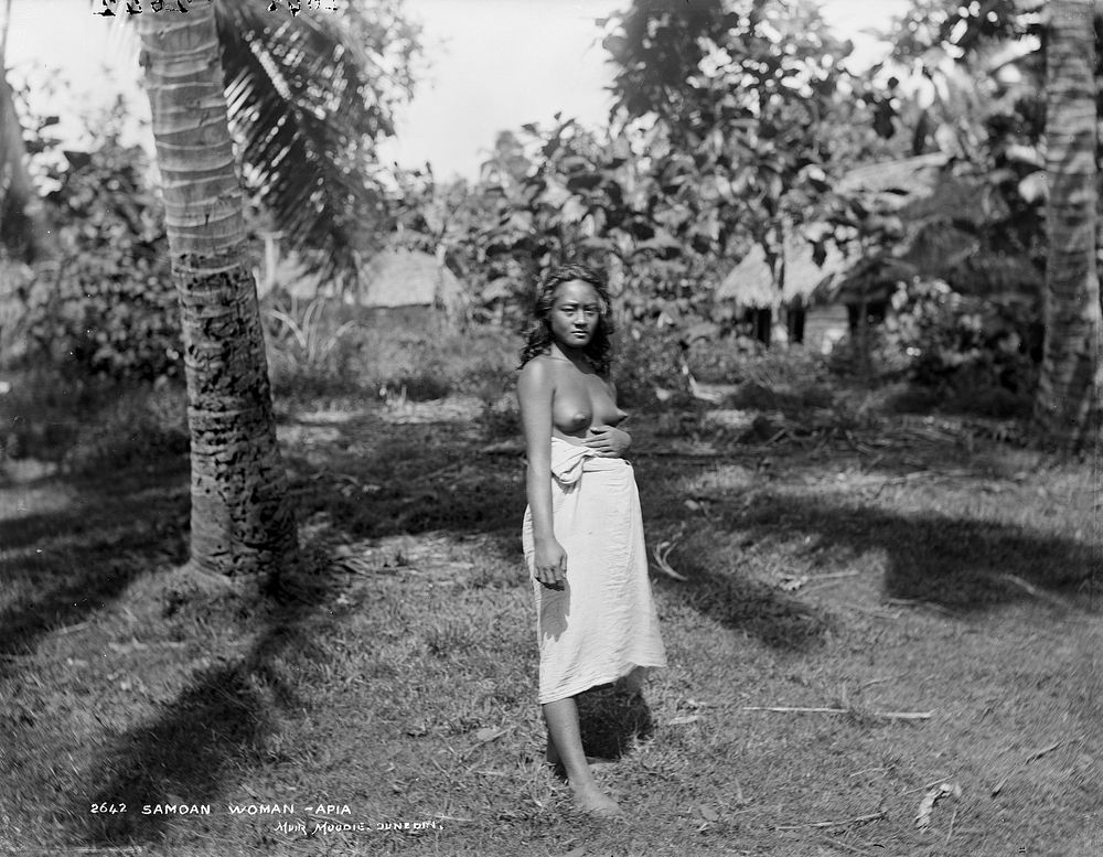 Samoan woman, Apia (July 1884) by Burton Brothers and Alfred Burton.