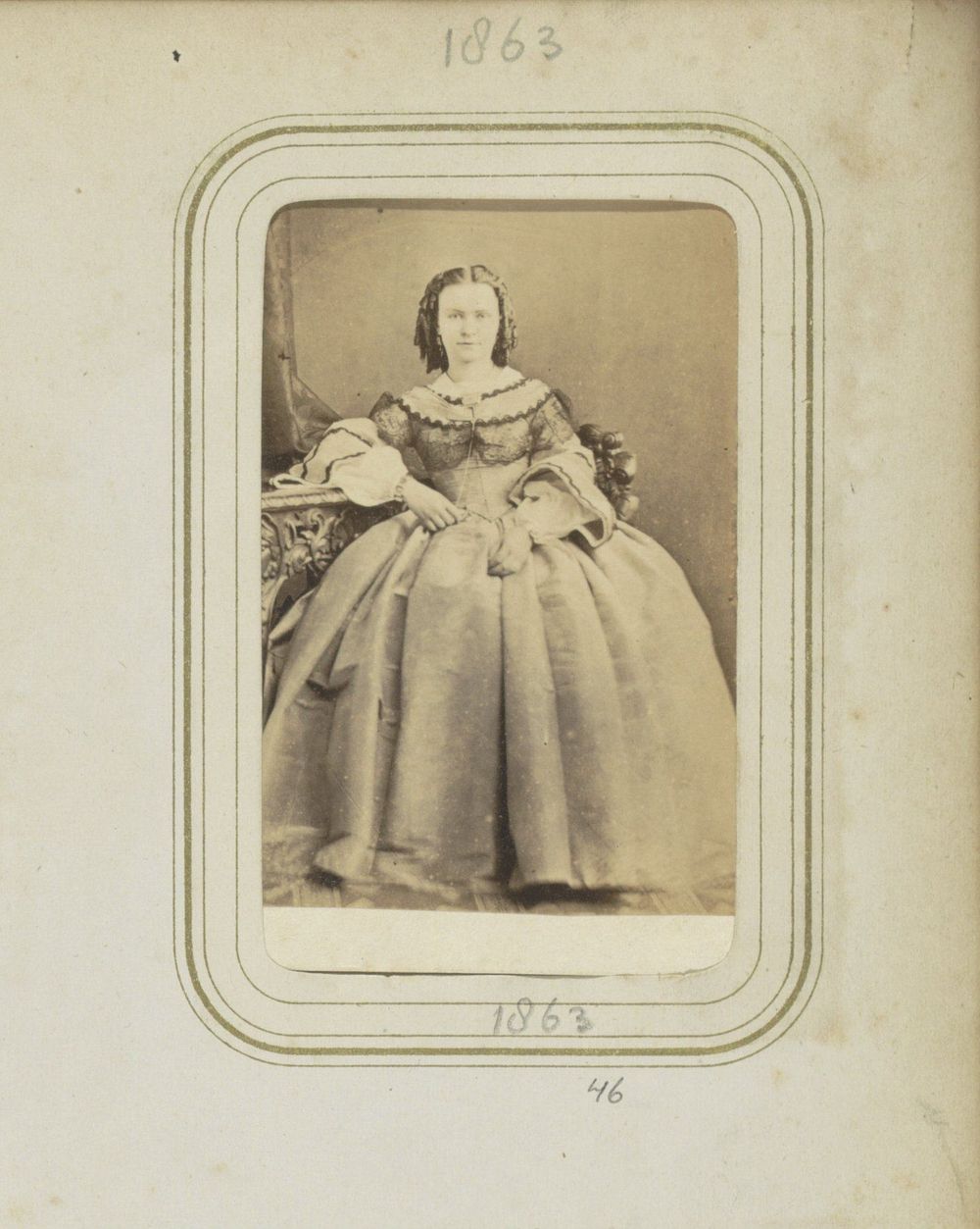 Portret van mevrouw J.C. Sauveur in een geplooide jurk (c. 1863) by A Böeseken