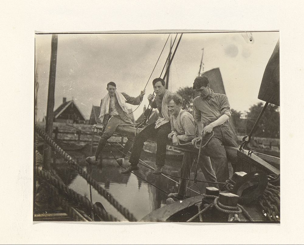 Mannen op een aangemeerde boot (c. 1900 - c. 1910) by G Hidderley