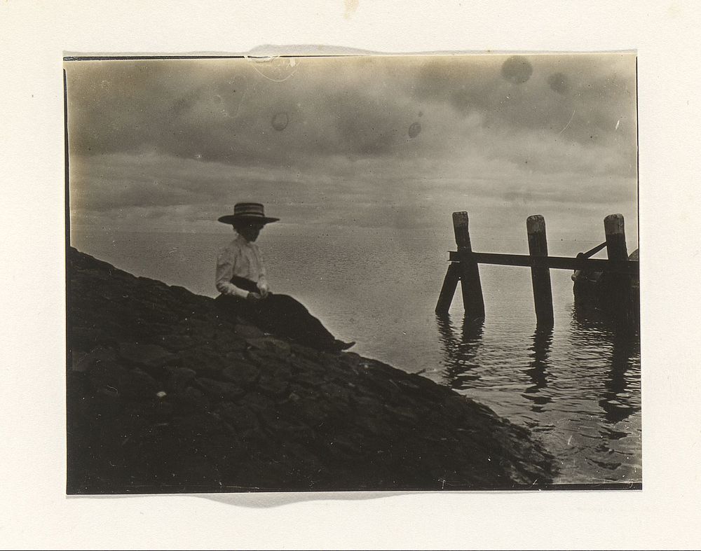 Vrouw aan een water (c. 1900 - c. 1910) by G Hidderley