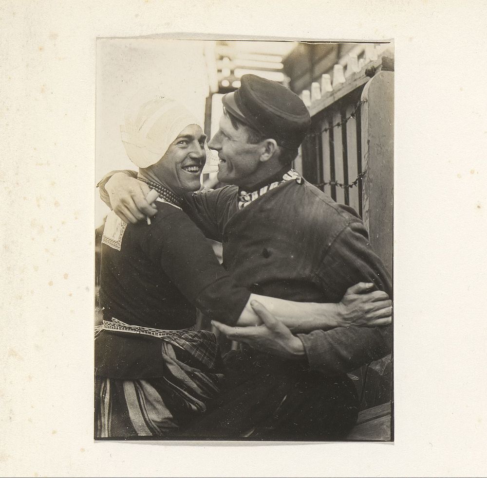 Twee mannen in klederdracht, onder wie één in vrouwenkleding (c. 1900 - c. 1910) by G Hidderley