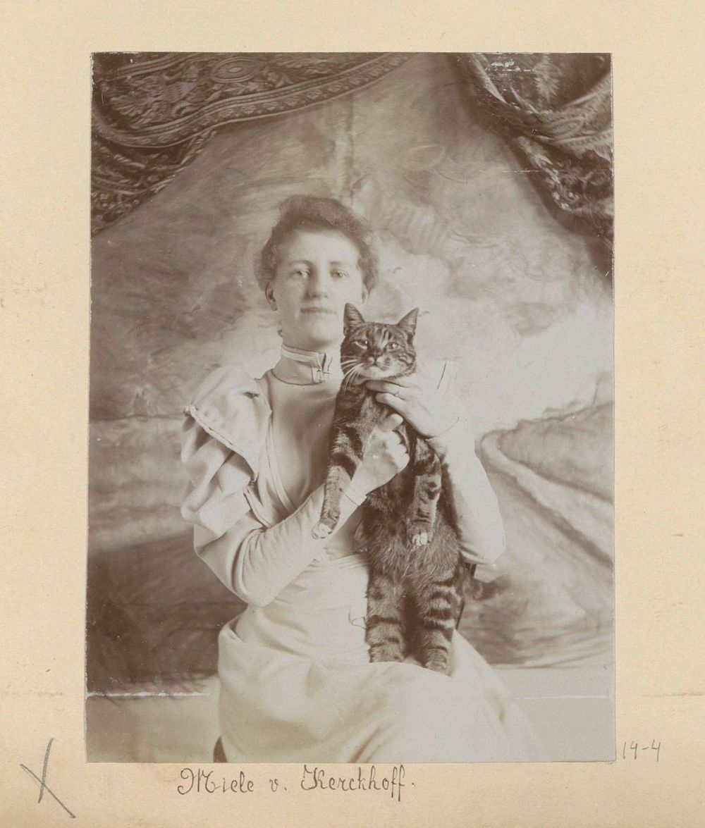 Portret van Miele van Kerckhoff met kat (in or after 1890 - in or before 1894) by Hendrik Herman van den Berg
