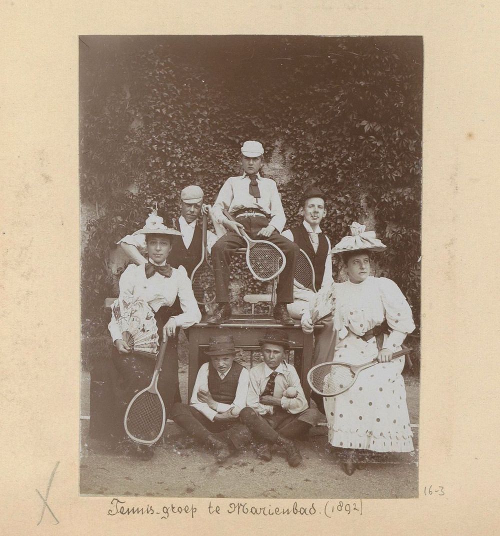 Groepsportret met tennisrackets te Mariënbad (1892) by Hendrik Herman van den Berg