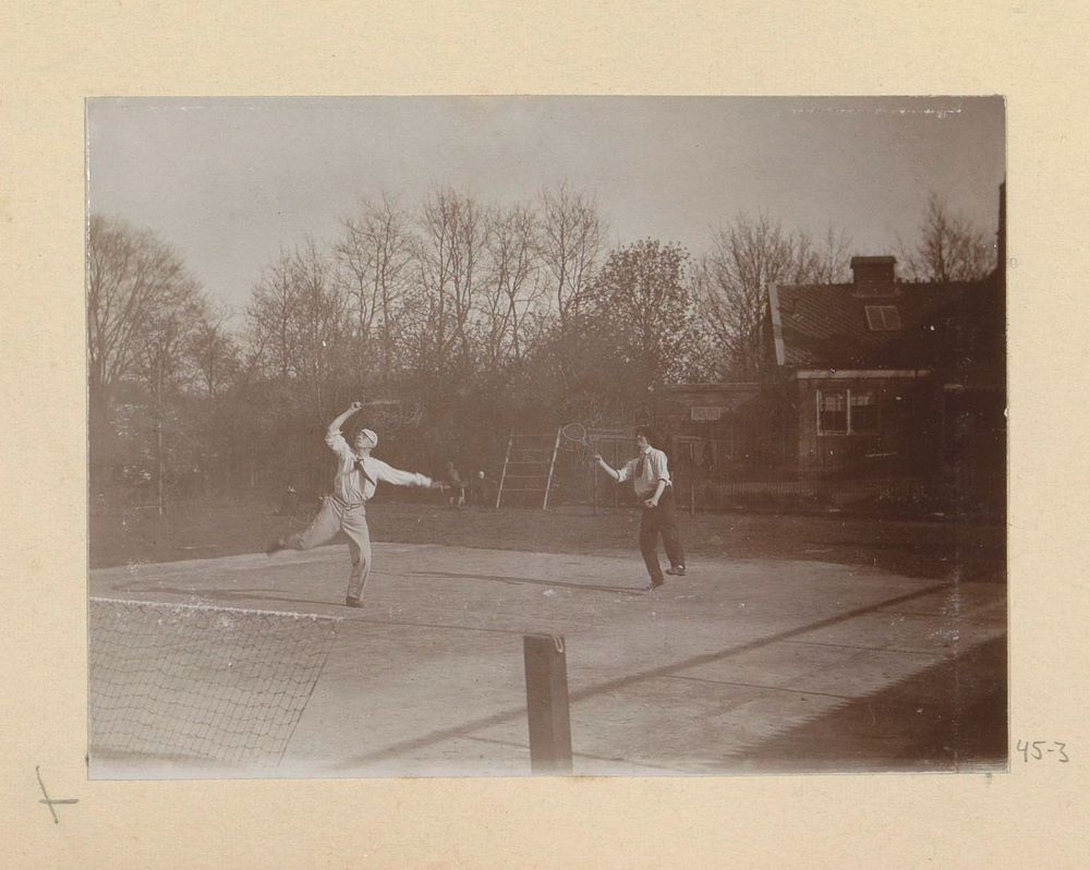 Twee mannen spelen dubbelspel op een tennisbaan (in or after 1890 - in or before 1894) by Hendrik Herman van den Berg