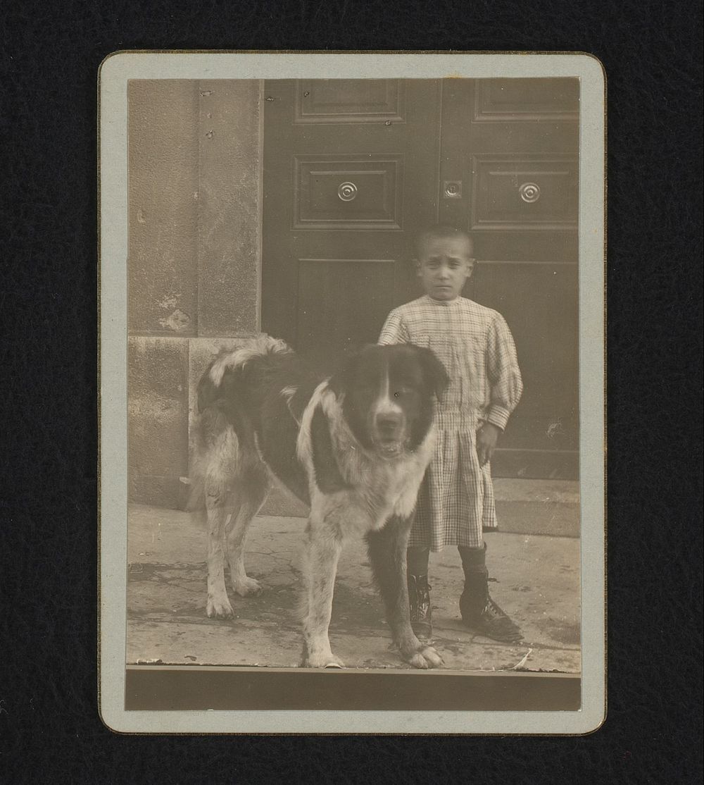 Portret van een jongen met hond (1890 - 1920) by anonymous