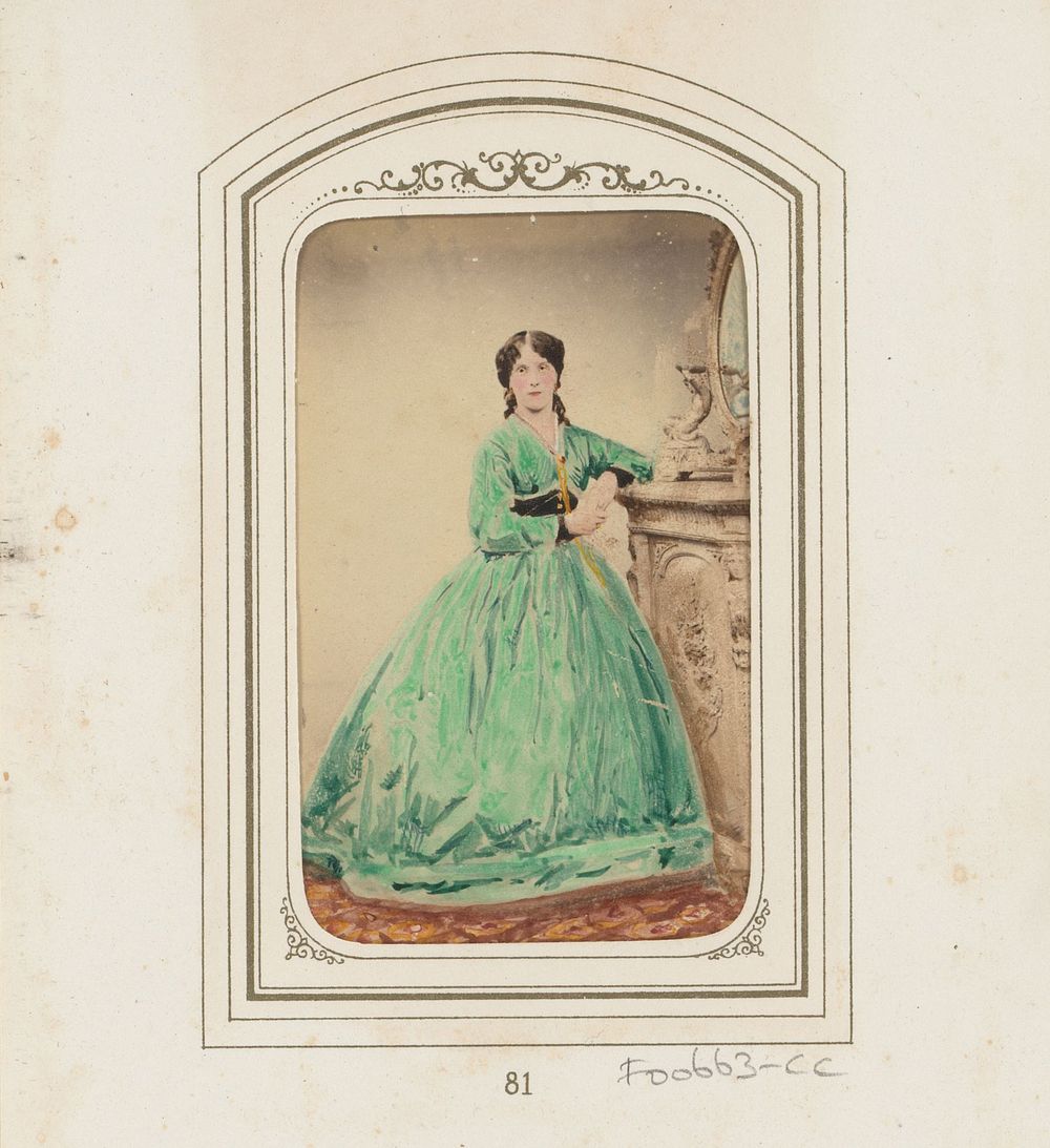 Portret van een staande vrouw bij een kaptafel (1854 - 1865) by Maull and Polyblank, Henry Maull and George Hanry Polyblank