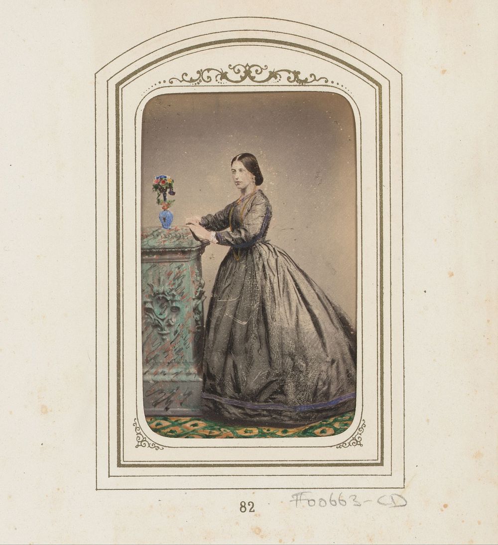 Portret van een staande vrouw (1856 - 1865) by Maull and Polyblank, Henry Maull and George Hanry Polyblank