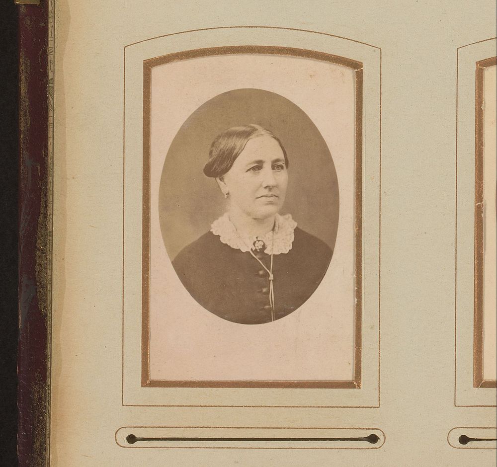 Portret van een vrouw met halsketting (1860 - 1900) by anonymous