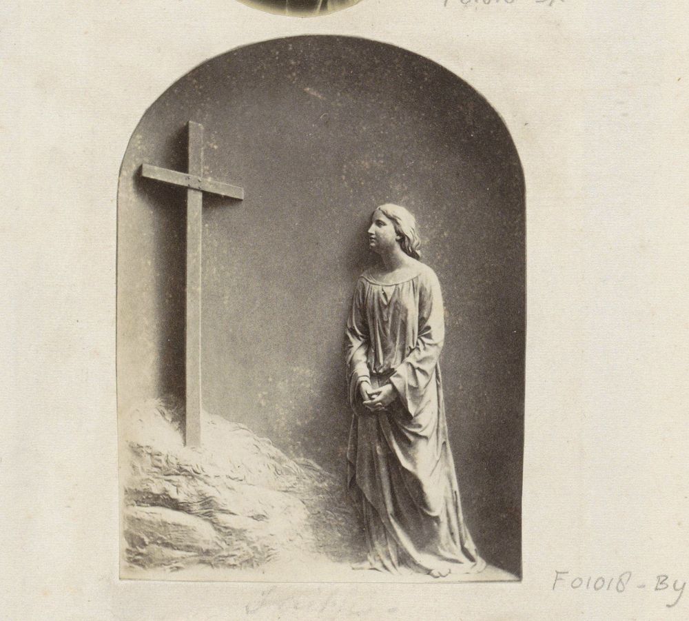 Fotoreproductie van een kunstwerk met een biddende vrouw onder een kruis, mogelijk een reliëf (c. 1860 - c. 1870) by…