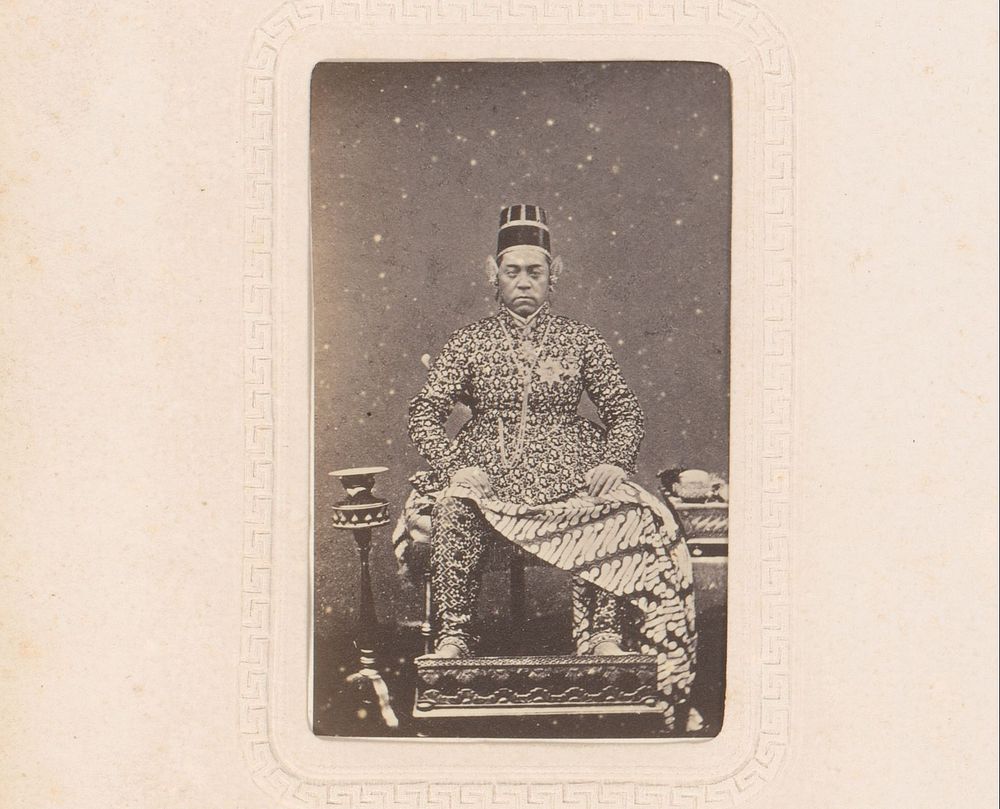Portret van Hamengkoeboewono VI, sultan van Jogyakarta (1857 - 1877) by Woodbury and Page