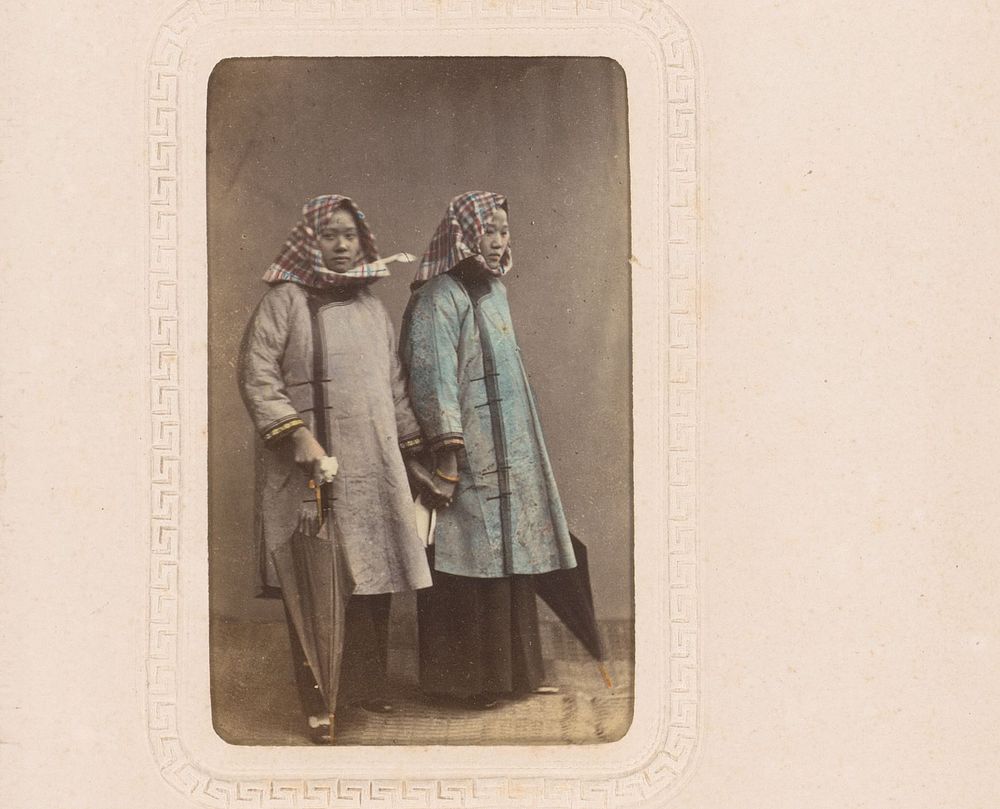 Portret van twee vrouwen met paraplu's (1850 - 1880) by anonymous