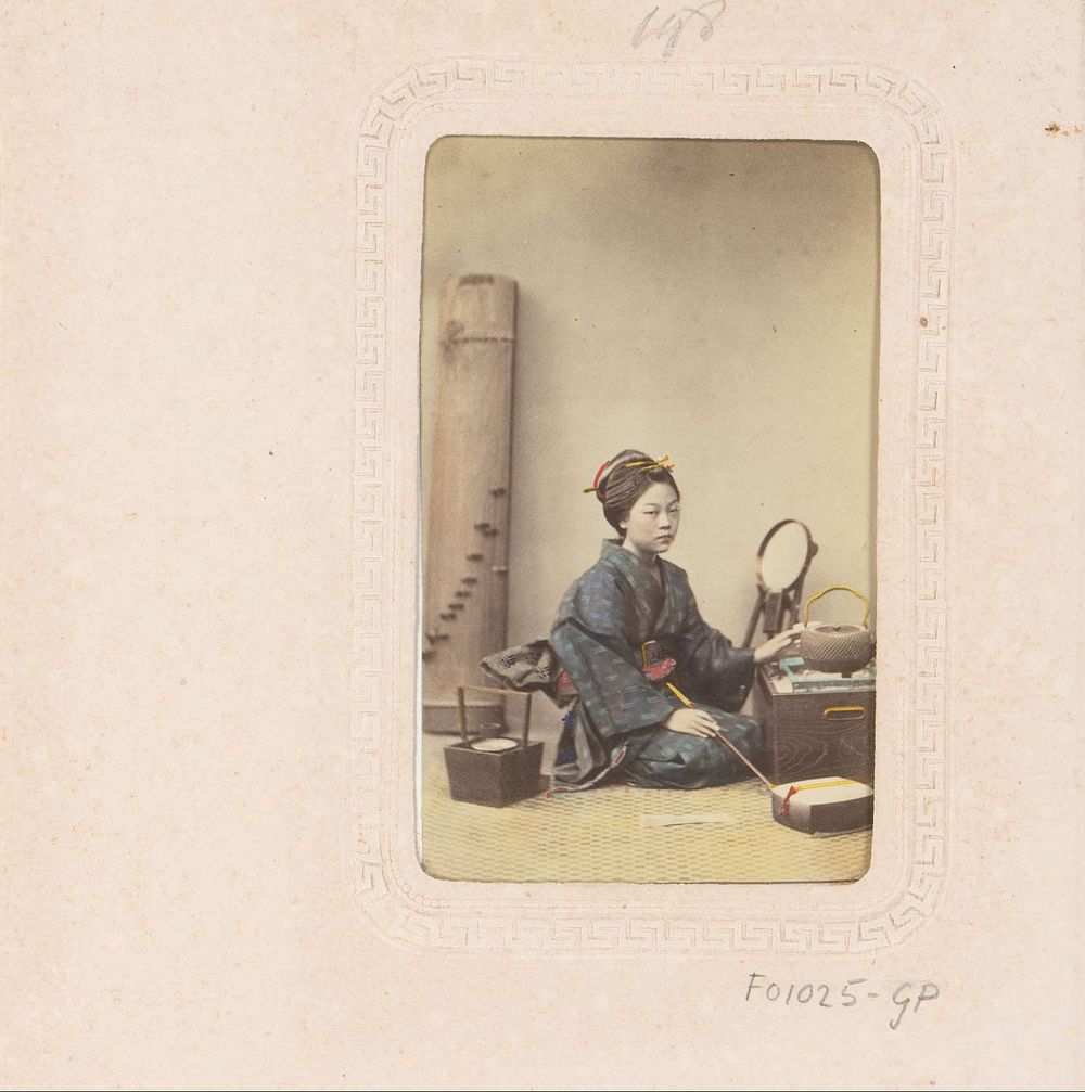 Portret van een jonge Japanse vrouw aan lage tafel (1850 - 1880) by anonymous