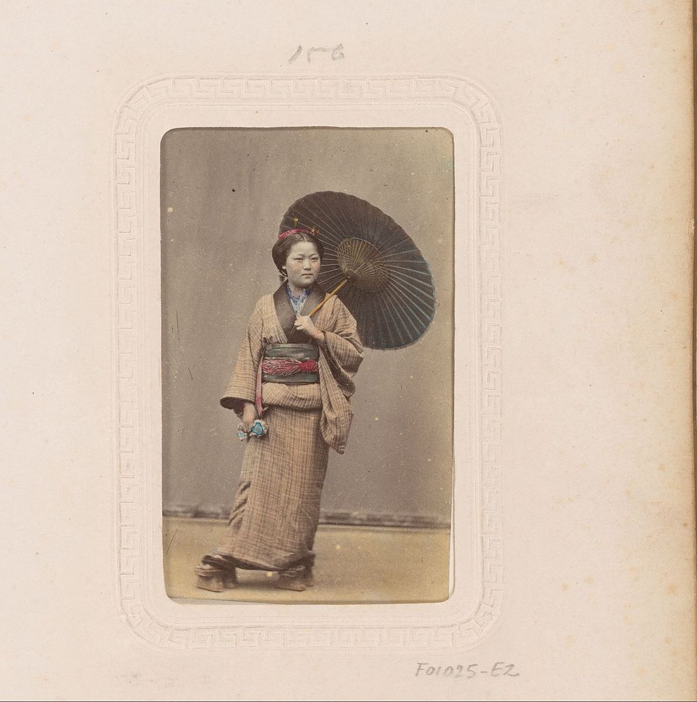 Portret van een Japans meisje met paraplu (1855 - 1880) by anonymous