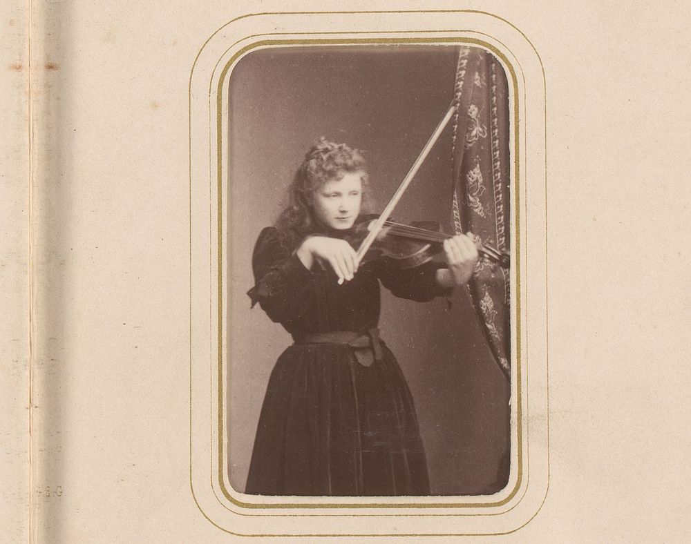 Portret van een vioolspelend meisje (c. 1900) by Hellis and Sons