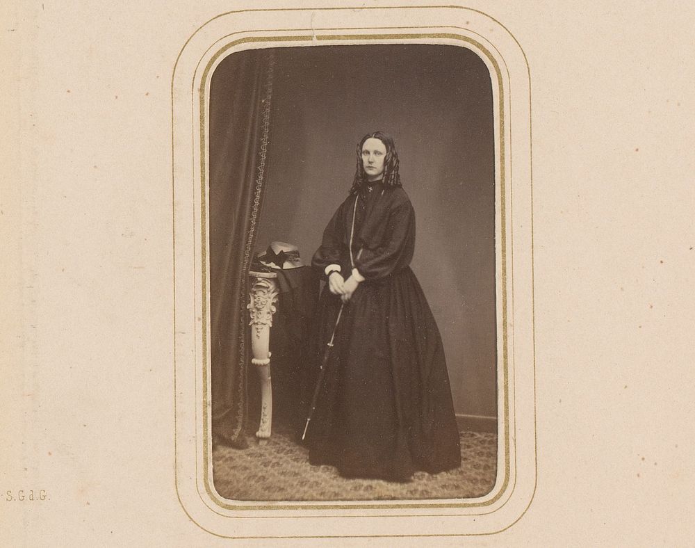 Portret van een staande vrouw met wandelstok (1860 - 1900) by O C Smith