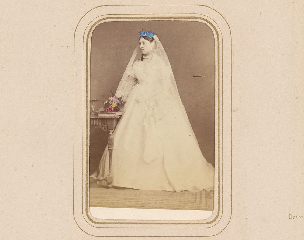 Portret van een staande vrouw in bruidsjurk (1850 - 1890) by Robert Faulkner