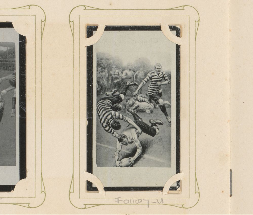 Reproductie van een tekening van een vallende speler in een duel tijdens een rugbywedstrijd (1905 - 1906) by anonymous and…