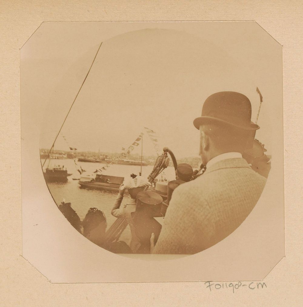 Menigte op een schip tijdens de Keizersfeesten in Amsterdam (1891) by Johanna Margaretha Piek