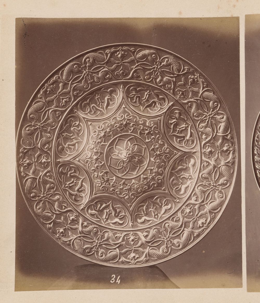 Metalen schotel met Arabische motieven, uit de 15de of 16de eeuw (c. 1860 - c. 1885) by anonymous