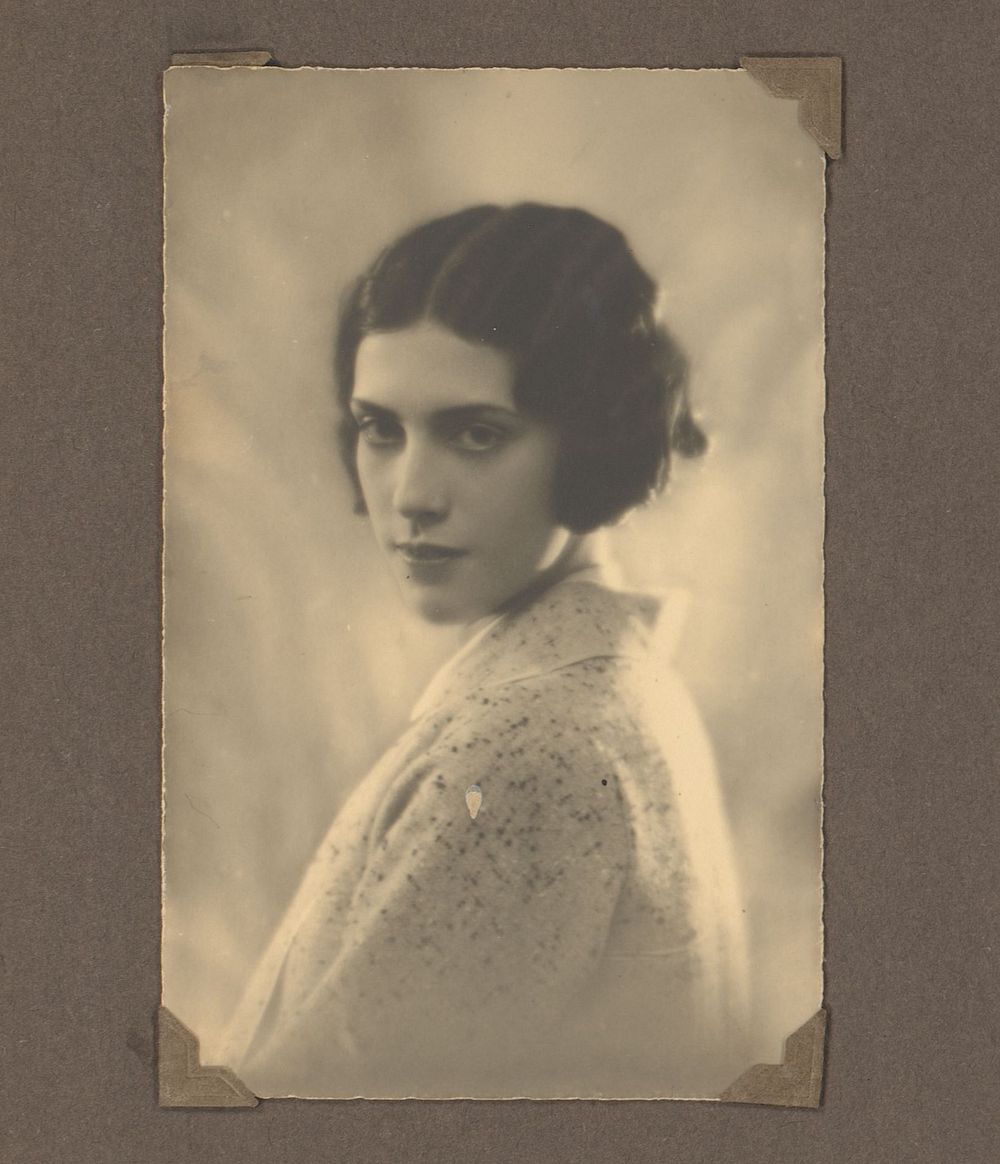 Portret van een jonge vrouw (1930 - 1935) by R Morauw