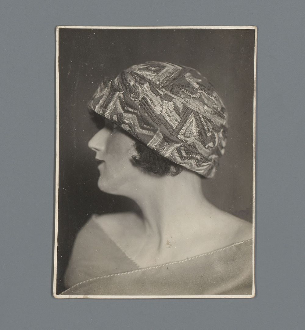 Etalagepop met geborduurde hoed no. 39 van de Wiener Werkstätte (1920 - 1930) by anonymous and Wiener Werkstätte