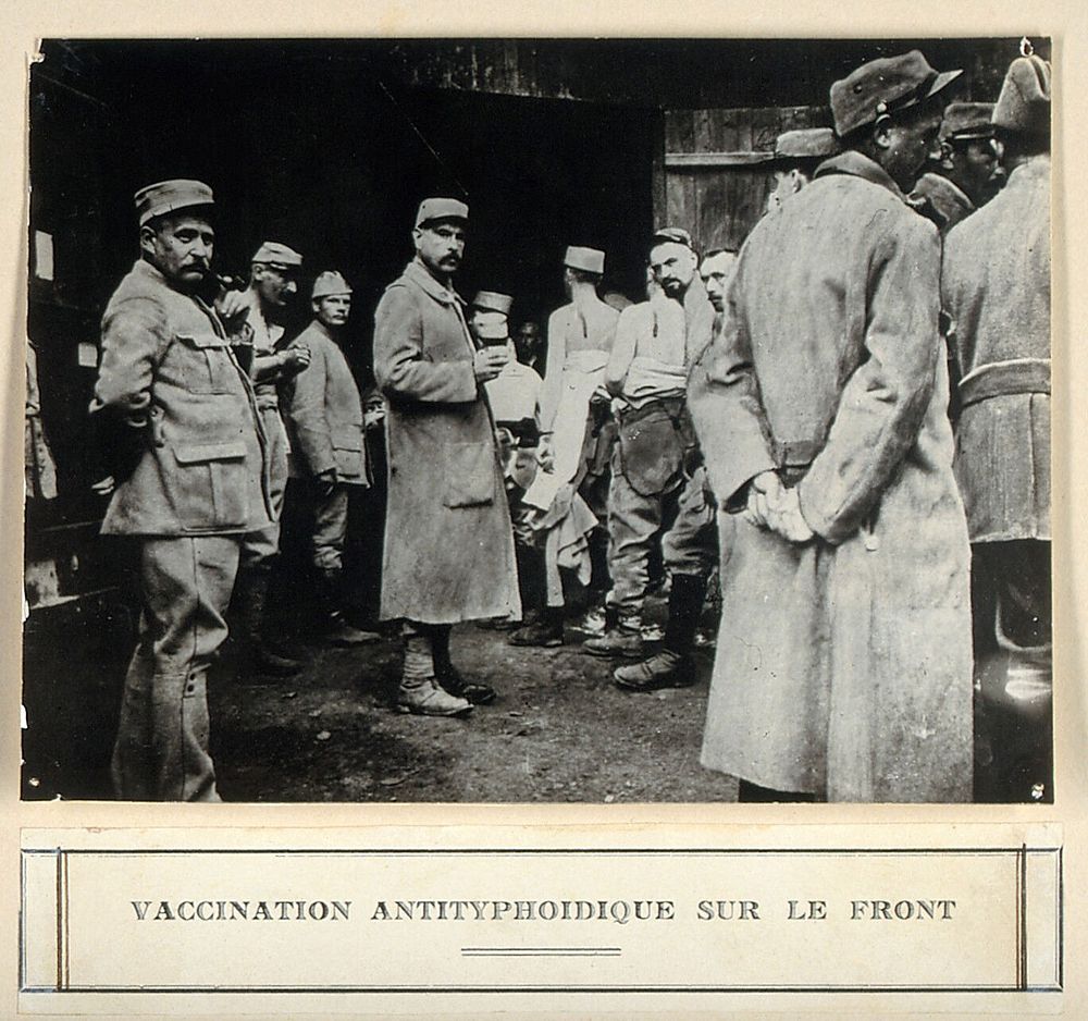Anti-typhoid vaccination in World war I. Photograph.