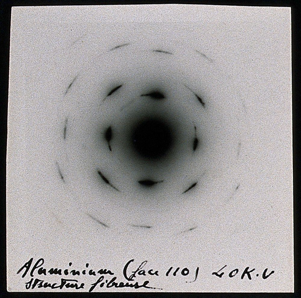 Diffraction of electrons on microcrystallitic crystals or powders; aluminium. Photograph by J.J. Trillat.