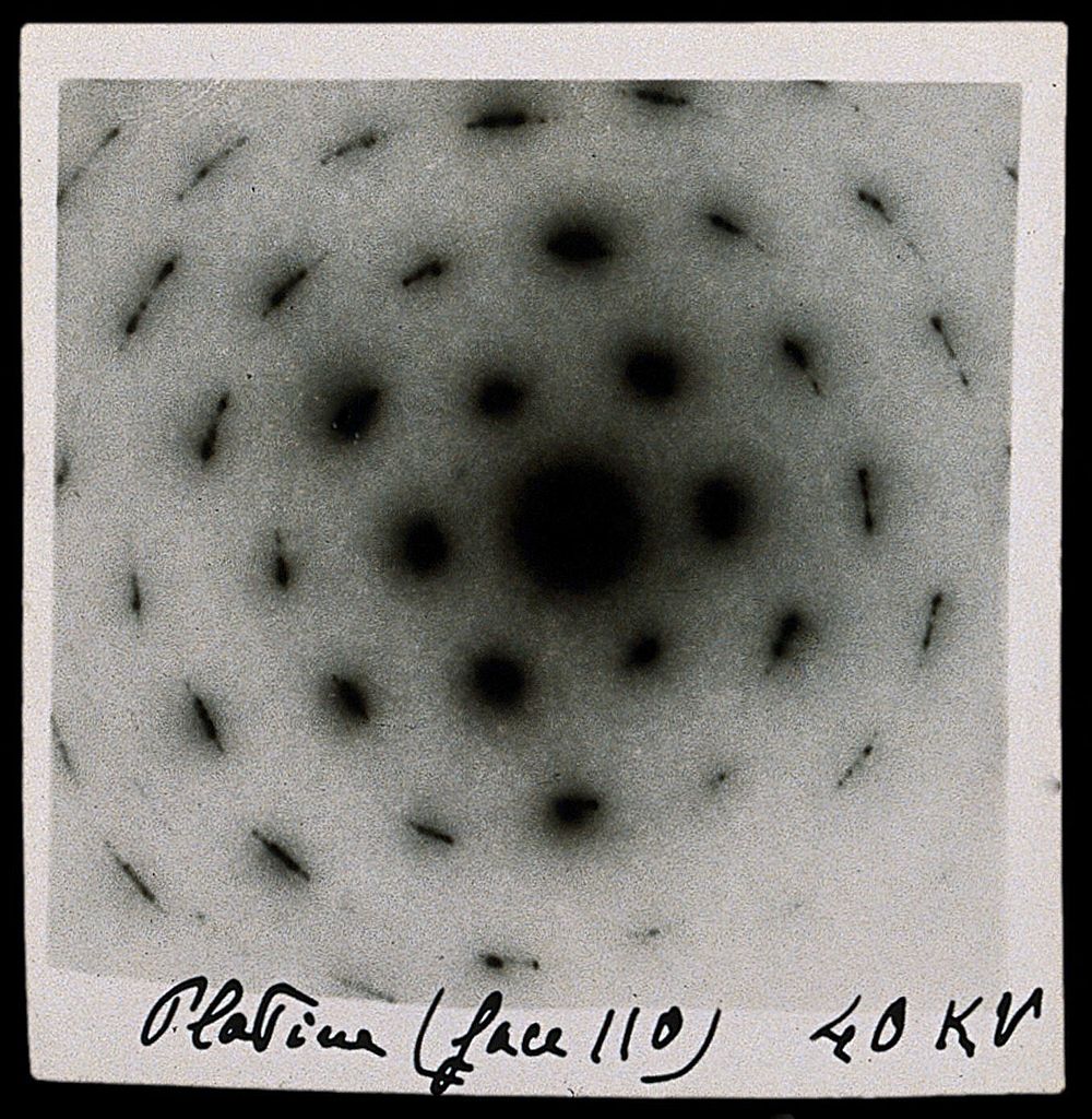 Diffraction of electrons on microcrystallitic crystals or powders; platinum. Photograph by J.J. Trillat.