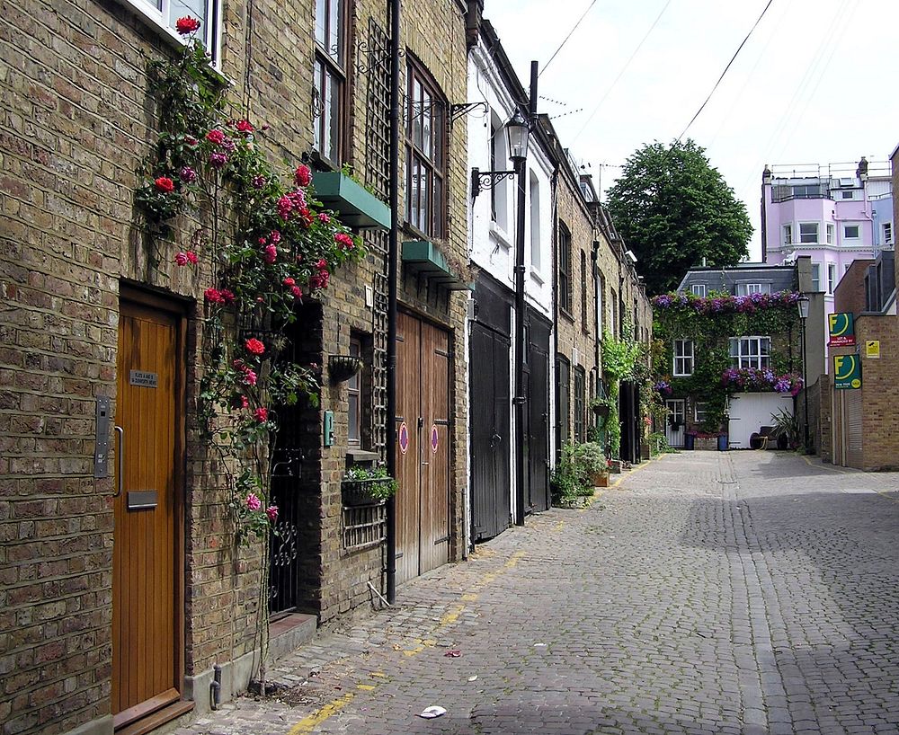 Alley in Great Britain, England. Free public domain CC0 photo.