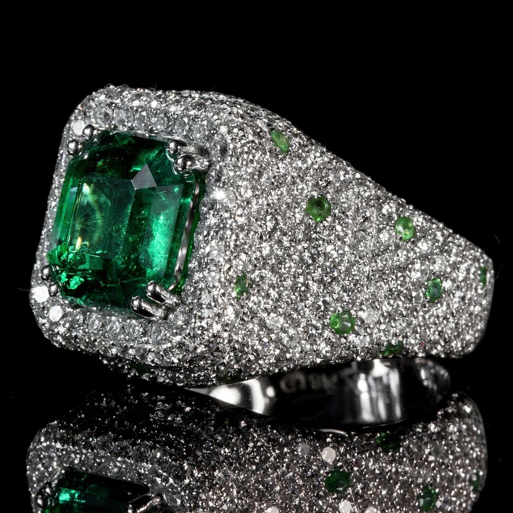 Green Emerald Diamond Set Ring. 