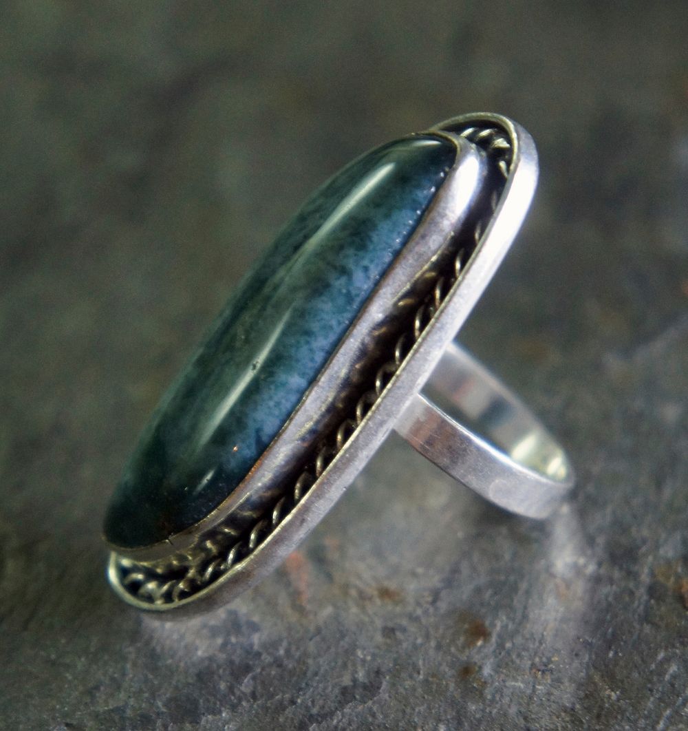 Antique oval blue stone ring. Free public domain CC0 photo.