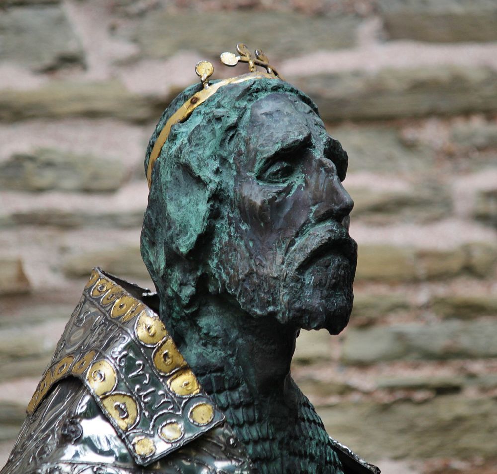 Bronze statue of king, free public domain CC0 image.