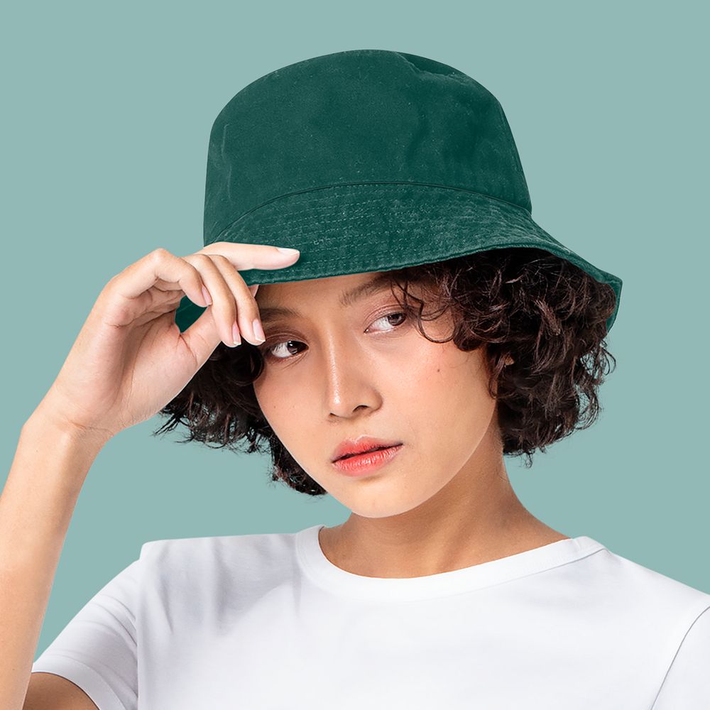Bucket hat mockup psd women&rsquo;s street fashion