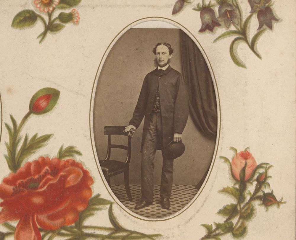 Portret van een man met hoed in de hand, staand bij een stoel (1860 - 1900) by A H Clarke
