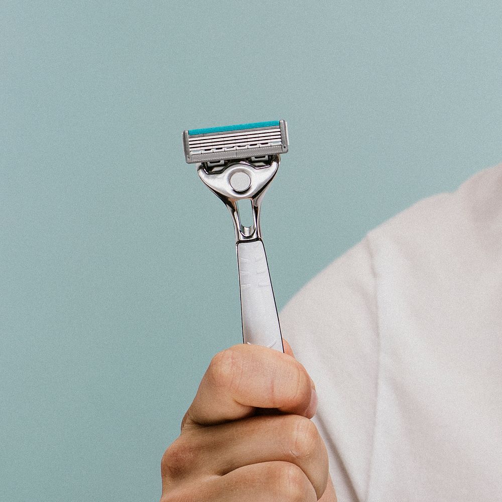 Man holding a shaving razor