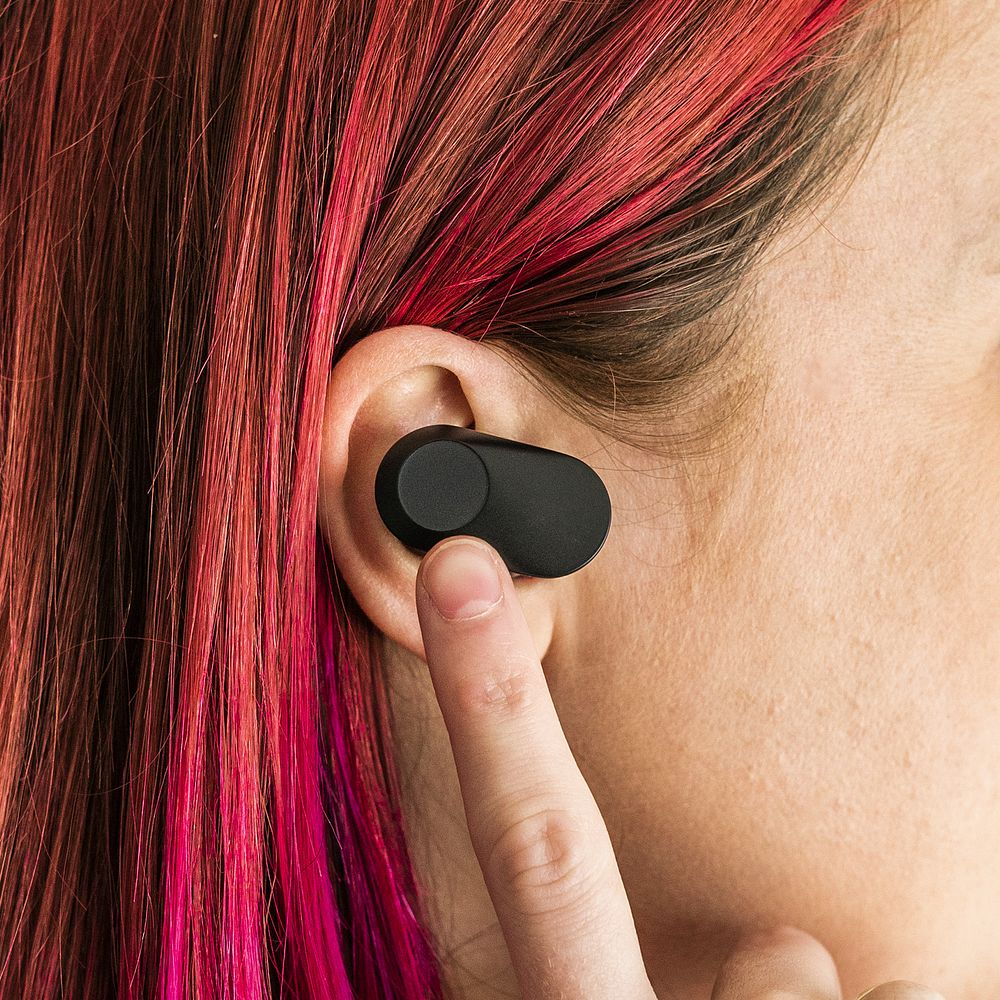 Wireless earbud mockup psd in woman's ear