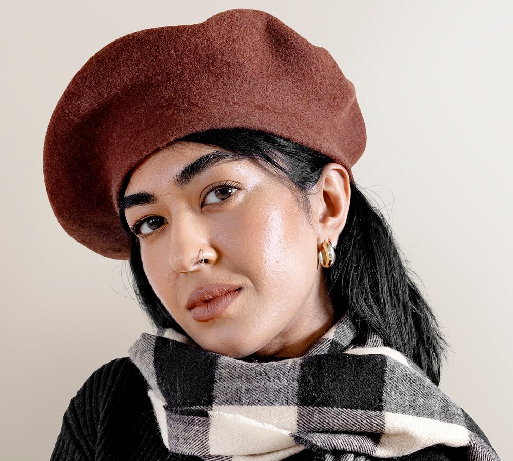 Woman with brown beret portrait psd