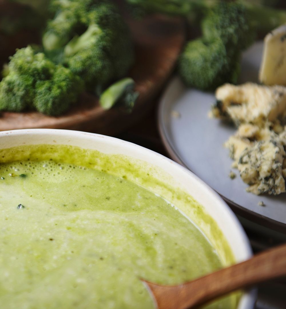 Organic broccoli soup food photography recipe idea