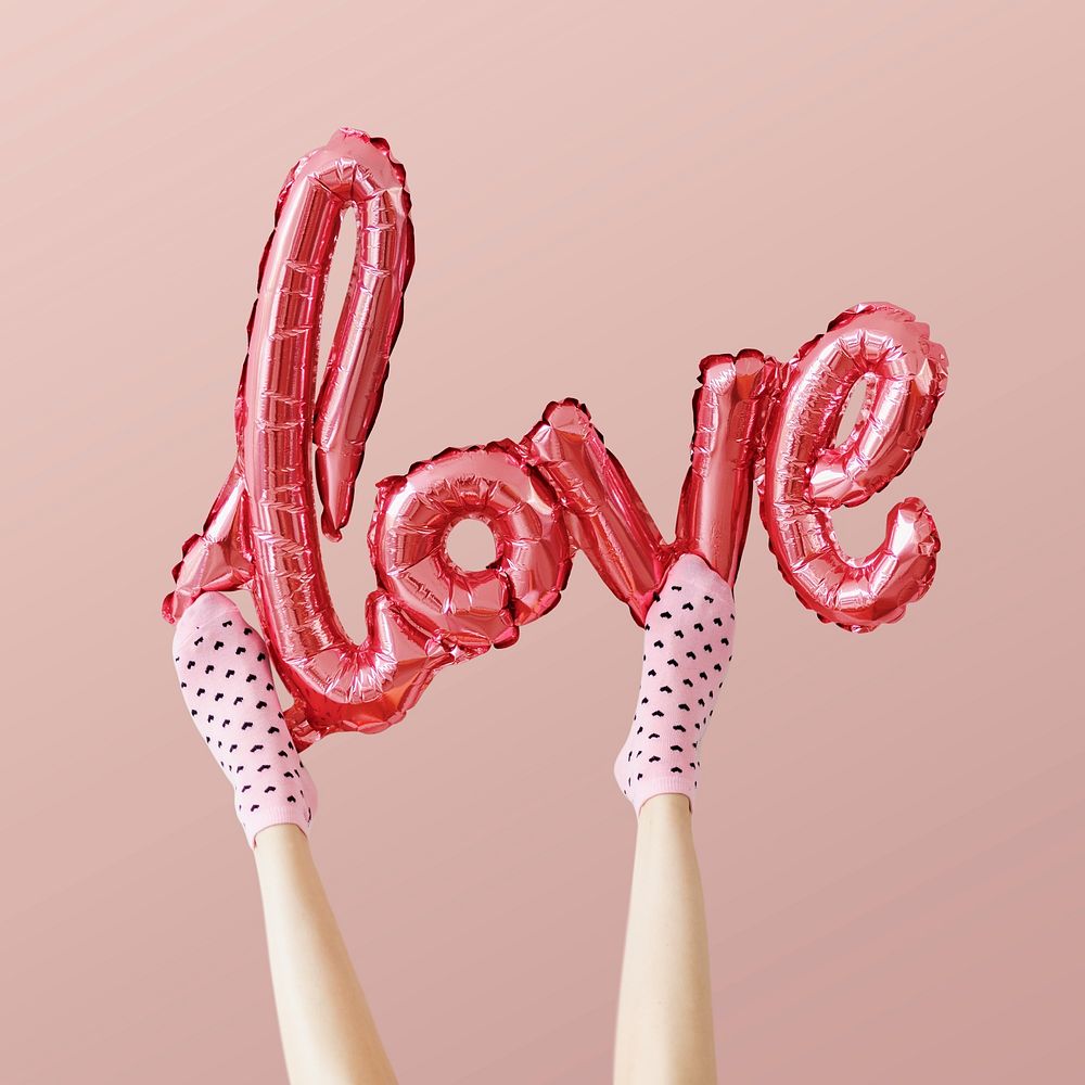 Love red foil balloon on pink background psd mockup