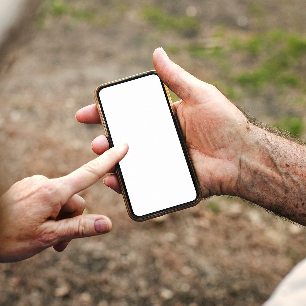 Smartphone white screen mockup psd with senior couple using it