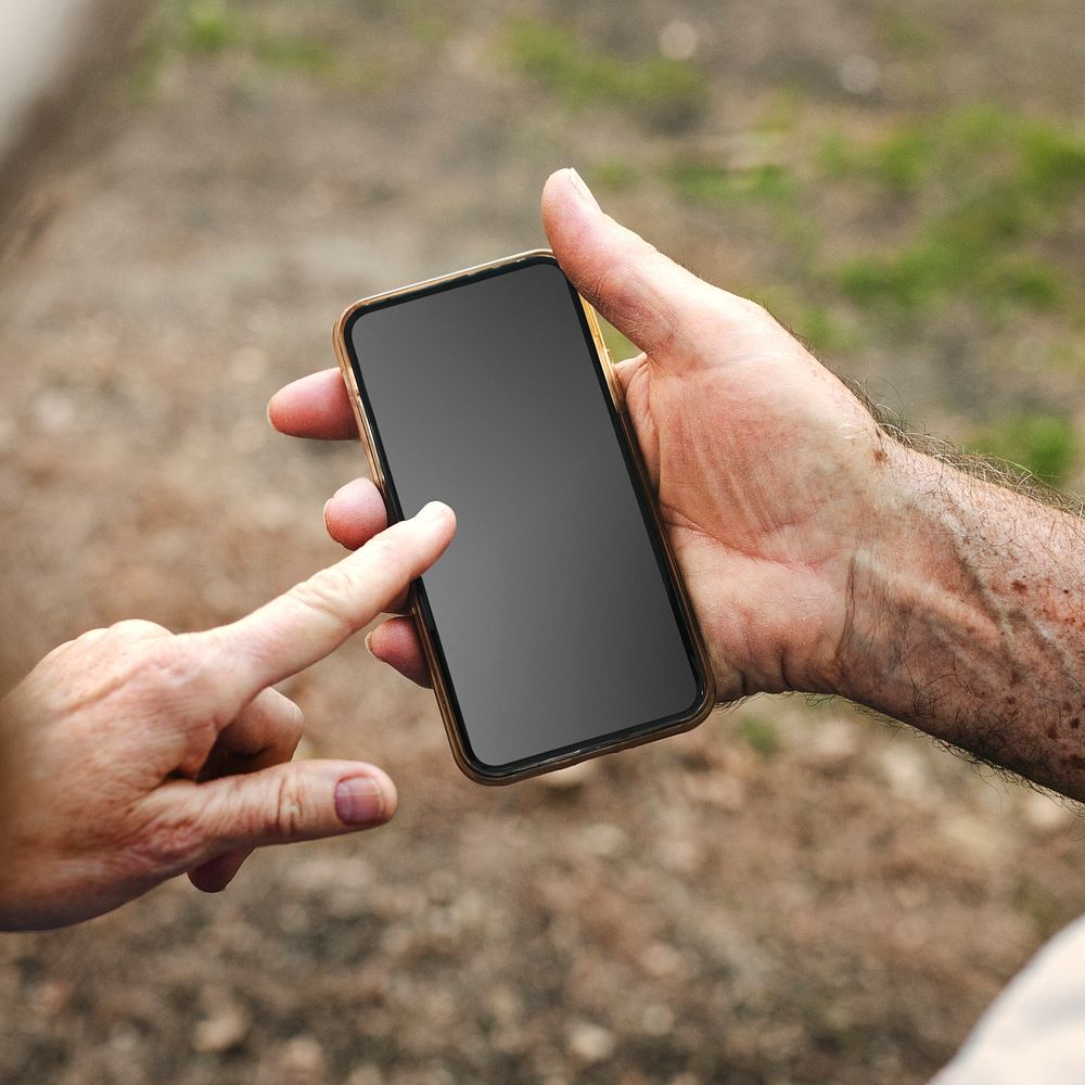 Smartphone black screen mockup psd with senior couple using it
